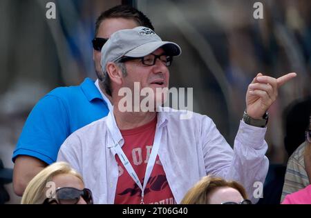 Flushing, Stati Uniti d'America. 2 settembre 2012. NEW YORK, NY - 02 SETTEMBRE: L'attore Kevin Spacey partecipa al settimo giorno degli US Open 2012 all'USTA Billie Jean King National Tennis Center il 2 settembre 2012 nel quartiere Flushing del Queens di New York City. Persone: Kevin Spacey Credit: Storms Media Group/Alamy Live News Foto Stock