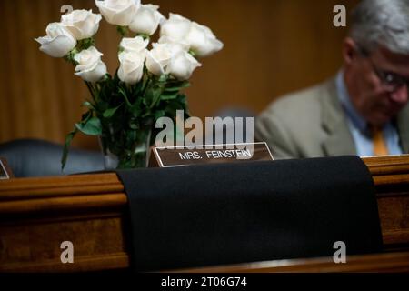 I fiori sono collocati al dais dove il senatore degli Stati Uniti Dianne Feinstein (Democratico della California) sedeva, durante un'udienza del Comitato del Senato per le nomine giudiziarie al Dirksen Senate Office Building a Washington, DC, mercoledì 4 ottobre 2023. Credito: Rod Lamkey/CNP /MediaPunch Foto Stock