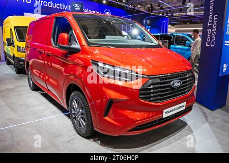 Ford Transit Custom Van al Salone europeo dell'automobile di Bruxelles. Bruxelles, Belgio - 13 gennaio 2023. Foto Stock