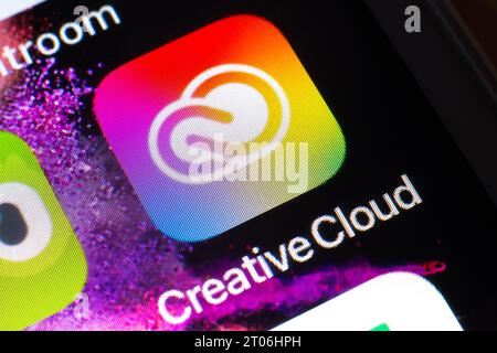 OSTRAVA, REPUBBLICA CECA - 2 AGOSTO 2023: Icona dell'app mobile Adobe Creative Cloud su smartphone iOS Foto Stock