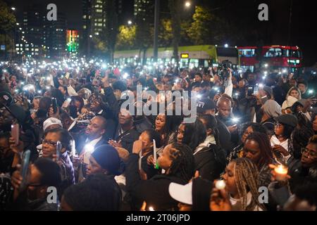 La gente assiste a una veglia fuori dal centro commerciale Whitgift a Croydon, nel sud di Londra, per Elianne Andam, pugnalata mentre andava a scuola a Croydon mercoledì scorso. Data foto: Mercoledì 4 ottobre 2023. Foto Stock