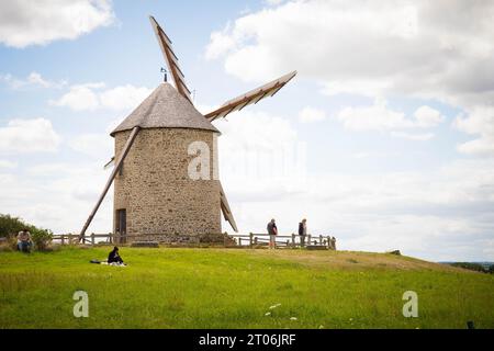 PONTORSON FRANCIA - AGOSTO 2023 - il mulino di Moidrey, dal 1805, con la gente che si raffredda sull'erba. Pontorson, Normandia, Francia. Foto Stock