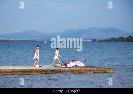 Vodice, Croazia - 16 settembre 2023: Tre giovani al molo sul mare Foto Stock