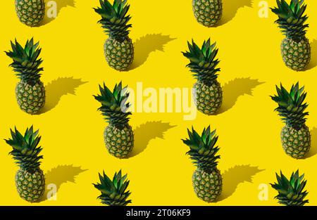 Frutta fresca tropicale estiva fatta di ananas su sfondo giallo chiaro. Layout minimalista e alla moda con motivo ananas. Cibo estivo esotico e naturale. Foto Stock