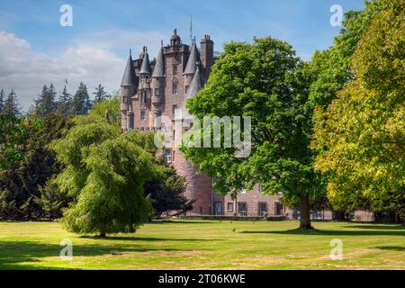 Il castello di Glamis è la casa d'infanzia della regina Elisabetta II e si trova a Forfar, Angus, in Scozia Foto Stock