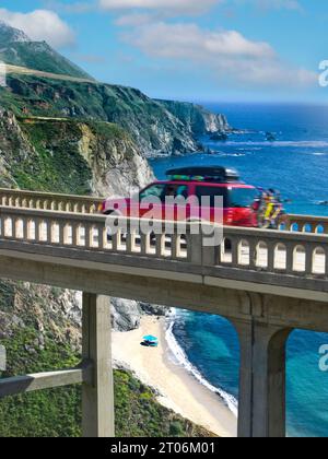 AUTO CALIFORNIANA IN VACANZA, SUV 4x4 attraversa il Bixby Bridge Big Sur in una vacanza in famiglia costiera in auto in vacanza in California America USA Foto Stock