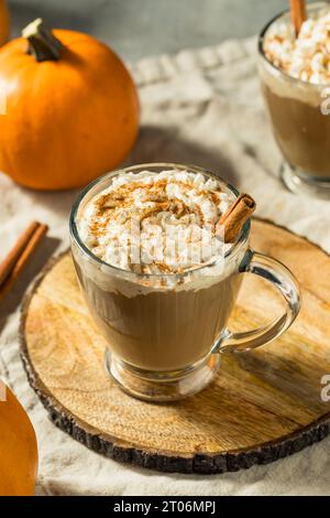 Latte caldo di stagione con spezie alla zucca e panna montata Foto Stock