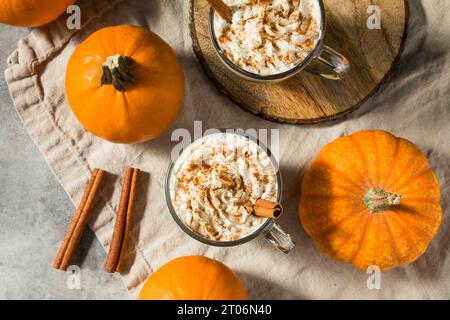 Latte caldo di stagione con spezie alla zucca e panna montata Foto Stock