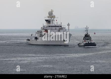 La nave di ricerca e indagine della US Navy BRUCE C HEEZEN (T-AGS 64) si dirige verso l'ingresso alla base navale Foto Stock