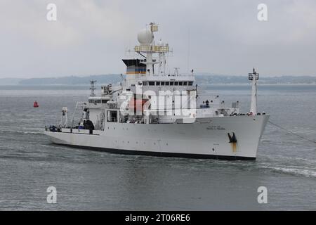 La nave di ricerca e indagine della US Navy BRUCE C HEEZEN (T-AGS 64) si avvicina all'ingresso del porto. Foto Stock