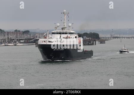 La nave di supporto e trasporto offshore Serco Marine SD VICTORIA parte dalla base navale Foto Stock