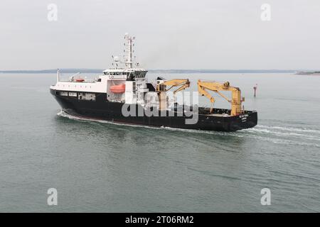 La nave di supporto e trasporto offshore Serco Marine SD VICTORIA parte dalla base navale Foto Stock