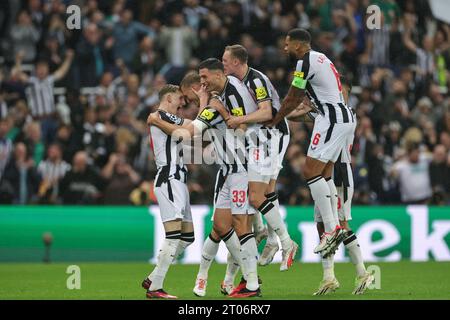 Dan Burn n. 33 del Newcastle United celebra il suo obiettivo di raggiungere il 2-0 durante la partita di UEFA Champions League Newcastle United vs Paris Saint-Germain a St. James's Park, Newcastle, Regno Unito, 4 ottobre 2023 (foto di Mark Cosgrove/News Images) Foto Stock