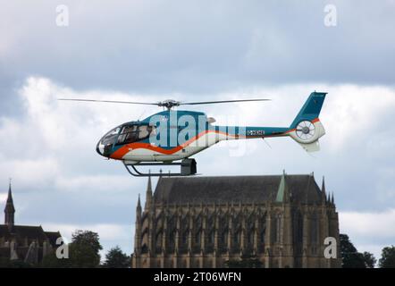 Un Eurocopter EC 120B Colibri si avvicina all'aeroporto di Brighton City Foto Stock