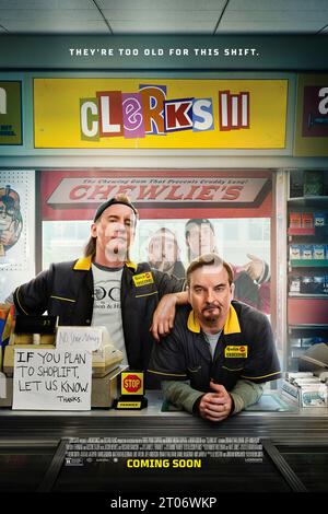 Clerks III (2022) diretto da Kevin Smith e interpretato da Brian o'Halloran, Jeff Anderson e Vincent Pereira. Dante, Elias, Jay e Silent Bob vengono arruolati da Randal dopo un attacco di cuore per fare un film sul minimarket che ha dato inizio a tutto. Poster US One sheet.***SOLO PER USO EDITORIALE*** credito: BFA / Lionsgate Foto Stock