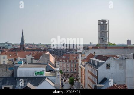 Torre del Municipio con orologio di Aarhus e chiesa, Danimarca, in serata, vista aerea Foto Stock