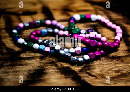 collana di perle di legno, fatta a mano Foto Stock