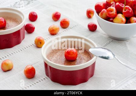 Marmellata di frutti di bosco fatta in casa con ciliegie dolci rosa. Dessert estivo fresco in ciotole porzionate sul tavolo e ciliegie dolci mature. Delizioso e sano serpente Foto Stock