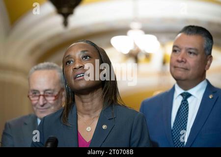 Washington, Stati Uniti. 4 ottobre 2023. Il senatore Laphonza Butler, D-CA, parla durante una conferenza stampa dopo pranzi settimanali al Campidoglio degli Stati Uniti a Washington, DC mercoledì 4 ottobre 2023. Butler ha giurato ieri come nuovo senatore degli Stati Uniti in rappresentanza della California, sostituendo il defunto senatore Dianne Feinstein, D-CA, che è morto la settimana scorsa all'età di 90 anni. Foto di Bonnie Cash/UPI credito: UPI/Alamy Live News Foto Stock