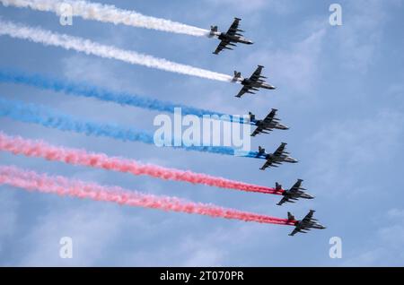 MOSCA, RUSSIA - 7 MAGGIO 2021: Sfilata di Avia a Mosca. Gruppo di combattenti russi Sukhoi su-25 con bandiera russa dipinta nel cielo sulla sfilata della Vittoria Foto Stock