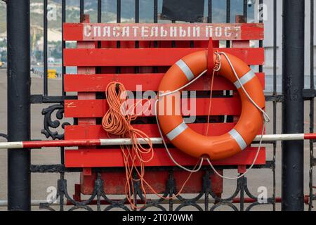 Lucchetto arancione con corde appese su uno scudo con una pula. Post Rescue (salvataggio iscrizione). Foto Stock