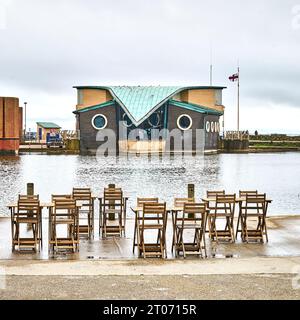 Tavolo e sedie in legno davanti alla stazione dei battelli di salvataggio di St Annes Foto Stock