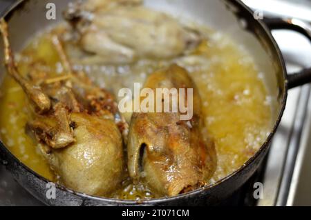 Friggere e arrostire i piccioni farciti con riso bianco o mahshi Hamam, bolliti fino alla cottura, quindi arrostiti, fritti in olio caldo o grigliati, piccioni ripieni Foto Stock