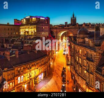 Vista notturna dal Tyne Bridge guardando lungo il lato verso il Castello di Newcastle e la Cattedrale di St Nicholas Foto Stock