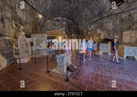 Museo archeologico di Hierapolis a Pamukkale, Denizli, Turchia, contenuto all'interno delle rovine delle terme romane centrali restaurate. Foto Stock