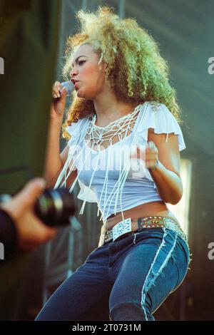 Una giovane Beyoncé dei Destiny's Child che suona dal vivo al radio 1 One Big Sunday al Morfa Stadium di Swansea il 16 giugno 2002. Fotografia: Rob Watkins Foto Stock