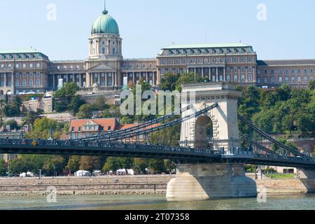 Il Ponte delle catene di Budapest sul fiume Danubio, con l'edificio della Galleria Nazionale sullo sfondo Foto Stock