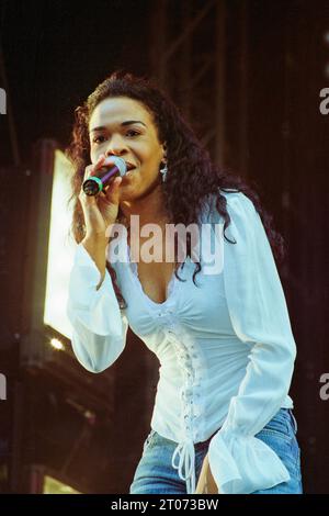 Michelle Williams of Destiny's Child gioca dal vivo alla radio 1 una domenica grande al Morfa Stadium di Swansea il 16 giugno 2002. Fotografia: Rob Watkins Foto Stock