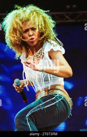 Una giovane Beyoncé dei Destiny's Child che suona dal vivo al radio 1 One Big Sunday al Morfa Stadium di Swansea il 16 giugno 2002. Fotografia: Rob Watkins Foto Stock