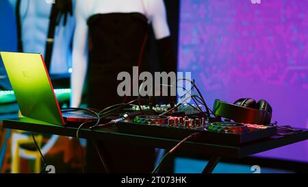 Stazione di missaggio DJ sul palco del club, discoteca vuota e pista da ballo con pannello audio stereo utilizzato per l'intrattenimento. Nightclub con discoteche e musica elettronica usata per i club. Foto Stock