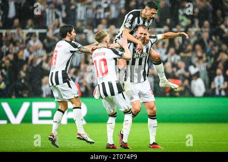 Dan BURN di Newcastle festeggia il suo gol con i compagni di squadra durante la partita di UEFA Champions League, gruppo F tra Newcastle United FC e Paris Saint-Germain il 4 ottobre 2023 al St James's Park di Newcastle upon Tyne, Inghilterra - foto Matthieu Mirville/DPPI Credit: DPPI Media/Alamy Live News Foto Stock