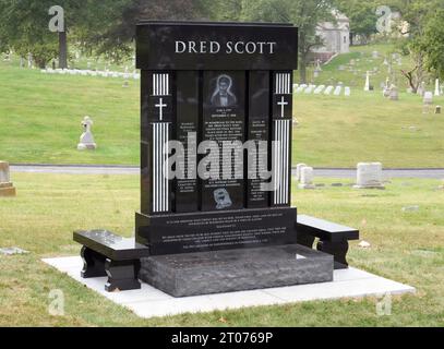 St Louis, Stati Uniti. 8 ottobre 2023. Un monumento in granito nero alto 9 metri è stato progettato per Dred Scott nel Calvery Cemetery di St Louis mercoledì 4 ottobre 2023. Lynne Jackson, che è la fondatrice e presidente della Dred Scott Heritage Foundation, sta onorando i suoi parenti con il nuovo monumento Dred e la moglie Harriet che nel 1846, hanno presentato le loro cause per la libertà a St. Louis Old Courthouse. Dopo 11 anni di attesa, la Corte Suprema degli Stati Uniti ha deciso che i neri schiavizzati non erano cittadini statunitensi. Foto di Bill Greenblatt/UPI credito: UPI/Alamy Live News Foto Stock