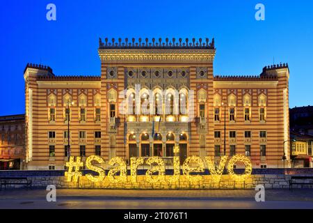 Il Municipio di Sarajevo (Vijecnica) a Sarajevo, Bosnia ed Erzegovina all'alba Foto Stock