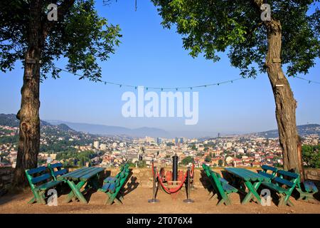 Vista panoramica dalla Fortezza gialla attraverso Sarajevo, Bosnia ed Erzegovina Foto Stock