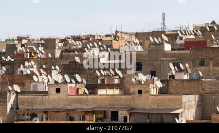 Edifici con molti piatti satellitari installati in Marocco. Queste piastre vengono utilizzate per ricevere segnali televisivi e di altro tipo dai satelliti che orbitano attorno a. Foto Stock