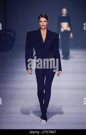 Parigi, Francia. 2 ottobre 2023. La modella Helena Christensen cammina sulla passerella alla sfilata di moda Mugler durante la sfilata Primavera Estate 2024 Collections Fashion Show alla Paris Fashion Week a Parigi, in Francia, il 2 ottobre 2023. (Foto di Jonas Gustavsson/Sipa USA) credito: SIPA USA/Alamy Live News Foto Stock