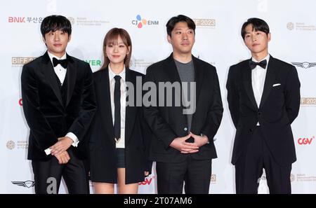 Busan, Corea del Sud. 4 ottobre 2022. (Da L a R) l'attore sudcoreano Hong Xa-bin, la cantante e attrice Kim Hyeong-seo (nome d'arte BIBI), il regista Kim Chang-hoon e l'attore Song Joong-ki, arrivano la cerimonia di apertura del Red carpet durante il 28° Festival internazionale del cinema di Busan al Busan Cinema Center di Busan, a sud di Seoul, Corea del Sud il 4 ottobre, 2023. (Foto di: Lee Young-ho/Sipa USA) credito: SIPA USA/Alamy Live News Foto Stock