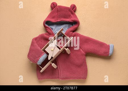 Elegante pullover per bambini e aereo giocattolo su sfondo colorato Foto Stock