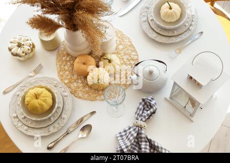 Elegante tavolo autunnale con zucche ed erba di pampa Foto Stock