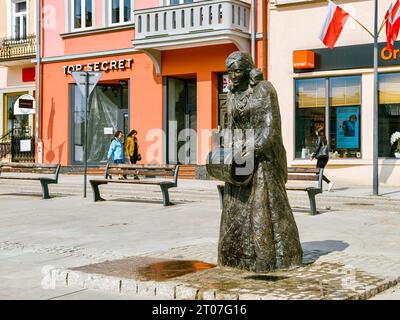 Gorlica, Polonia - 2 maggio 2022: Statua-fontana sulla piazza principale della città. Foto Stock