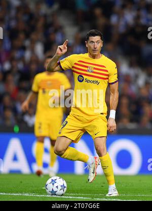 4 ottobre 2023: Stadio Dragao, Porto, Portogallo; Champions League Football, Porto contro FC Barcelona: Robert Lewandowski di Barcellona Foto Stock