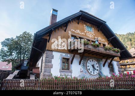 Ein Schwarzwaldhaus mit einer grossen Uhr und einem Figurenspiel steht im historischen Hofgut Sternen direkt an der Eisenbahnbrücke und der Bundesstrasse im Höllental. Friburgo, Baden Württemberg, Deutschland Schwarzwaldhaus mit Kucksuhr *** Una casa nella Foresta Nera con un grande orologio e un gioco di figurine si trova nello storico Hofgut Sternen direttamente sul ponte ferroviario e sulla strada federale nel Höllental Friburgo, Baden Württemberg, Germania Casa nella Foresta Nera con orologio a cucù credito: Imago/Alamy Live News Foto Stock