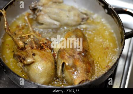 Friggere e arrostire i piccioni farciti con riso bianco o mahshi Hamam, bolliti fino alla cottura, quindi arrostiti, fritti in olio caldo o grigliati, piccioni ripieni Foto Stock