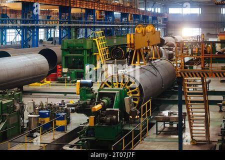 Moderna linea di produzione di tubi per giunzioni in fabbrica. Foto Stock