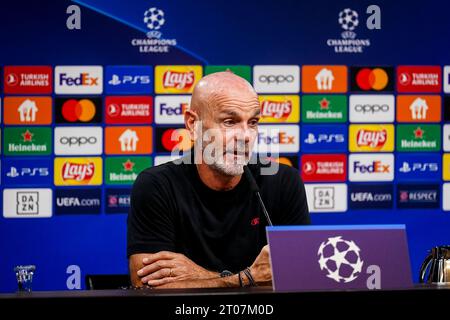 Dortmund, Germania. 4 ottobre 2023. DORTMUND, GERMANIA - 4 OTTOBRE: Il capo allenatore Stefano piani del Milan partecipa a una conferenza stampa dopo la partita del gruppo F di UEFA Champions League tra Borussia Dortmund e AC Milan al Signal Iduna Park il 4 ottobre 2023 a Dortmund, Germania (foto di Rene Nijhuis/BSR Agency) credito: Agenzia BSR/Alamy Live News Foto Stock