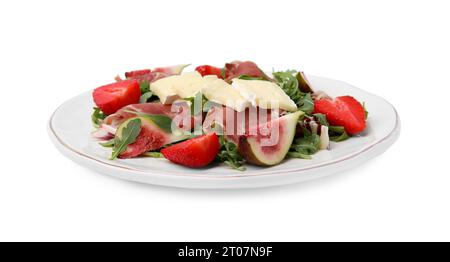 Gustosa insalata con formaggio brie, prosciutto, fragole e fichi isolati su bianco Foto Stock